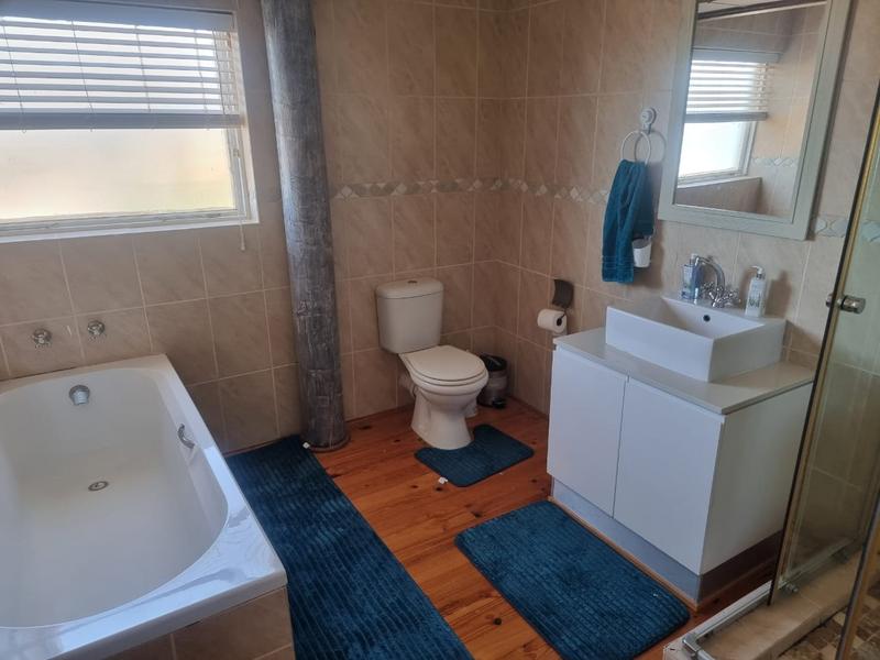 To Let 6 Bedroom Property for Rent in Outeniqua Strand Western Cape